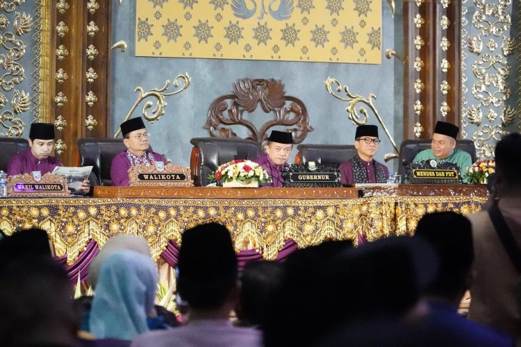 Gubernur Jambi Al Haris bersama Menteri Desa PDTT Yandri Susanto, Wali Kota Jambi Maulana, Wakil Wali Kota Jambi, serta unsur Forkopimda menghadiri Rapat Paripurna Istimewa DPRD Kota Jambi dalam rangka HUT ke-79 Pemerintah Kota Jambi dan Hari Jadi ke-624 Tanah Pilih Pusako Batuah, Rabu (28/5/2025). (Foto: Novriansah - Kominfo)