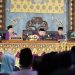 Gubernur Jambi Al Haris bersama Menteri Desa PDTT Yandri Susanto, Wali Kota Jambi Maulana, Wakil Wali Kota Jambi, serta unsur Forkopimda menghadiri Rapat Paripurna Istimewa DPRD Kota Jambi dalam rangka HUT ke-79 Pemerintah Kota Jambi dan Hari Jadi ke-624 Tanah Pilih Pusako Batuah, Rabu (28/5/2025). (Foto: Novriansah - Kominfo)