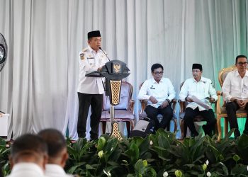 Gubernur Jambi Al Haris memberikan sambutan dalam sosialisasi dan rakor percepatan pembentukan Koperasi Merah Putih di Ev Garden, Kota Jambi, Rabu (28/5/2025). (Dok. Erit - Kominfo)