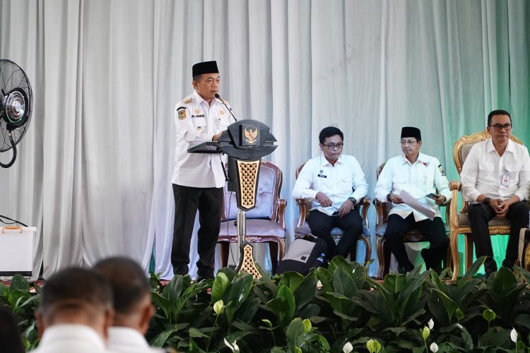 Gubernur Jambi Al Haris memberikan sambutan dalam sosialisasi dan rakor percepatan pembentukan Koperasi Merah Putih di Ev Garden, Kota Jambi, Rabu (28/5/2025). (Dok. Erit - Kominfo)