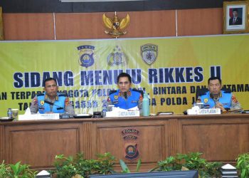 Kapolda Jambi Irjen Pol. Krisno H. Siregar (tengah) didampingi Irwasda dan Karo SDM Polda Jambi saat memimpin Sidang Menuju Pemeriksaan Kesehatan Tahap II dalam rangka Penerimaan Terpadu Anggota Polri T.A. 2025, yang digelar di Aula Lantai 4 Gedung A Polda Jambi, Rabu (28/5). (Dok. Humas Polda Jambi)