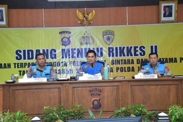 Kapolda Jambi Irjen Pol. Krisno H. Siregar (tengah) didampingi Irwasda dan Karo SDM Polda Jambi saat memimpin Sidang Menuju Pemeriksaan Kesehatan Tahap II dalam rangka Penerimaan Terpadu Anggota Polri T.A. 2025, yang digelar di Aula Lantai 4 Gedung A Polda Jambi, Rabu (28/5). (Dok. Humas Polda Jambi)