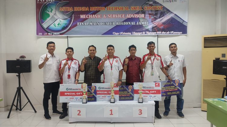 Para juara Technical Skill Contest 2025 berpose bersama manajemen PT Sinar Sentosa Primatama (Sinsen) usai penyerahan penghargaan di Honda Training Center Jambi, Selasa (21/5/2025). (Dok, Sinsnen)