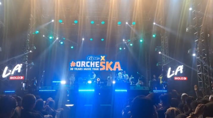 Suasana panggung megah konser Tipe-X dalam Bold Music Road to #OrcheSKA 30 Years Music Tour di Lapangan Bandara Lama, Jambi, Jumat (30/5) malam (Dok .Yola)
