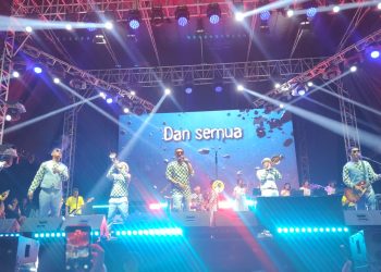 Aksi panggung penuh energi dari Tipe-X dalam konser #Orcheska 30 Years Music Tour di Jambi di Lapangan Bandara Lama, Jumat (30/5/2025) malam. (Dok. Yola)