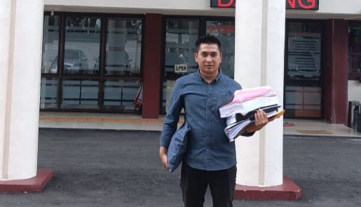 Tri Putra Jaya, SH., anggota tim kuasa hukum Don Fitri Jaya, usai menghadiri persidangan kasus dugaan korupsi pembangunan Stadion Mini Sungai Bungkal di Pengadilan Tipikor Jambi. (Dok. Yola)