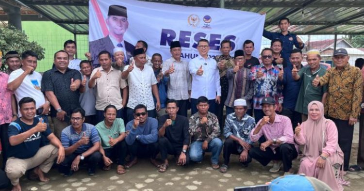 Anggota DPR RI Dapil Jambi Dr. H. Syarif Fasha berfoto bersama warga dan tokoh masyarakat dalam kegiatan reses di RT 09, Kelurahan Parit Culum I, Kecamatan Muara Sabak Barat, Kamis (12/6/2025). (Dok. Stepanus)