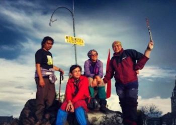 Empat pendaki WALHI berpose di puncak Gunung Tambora, NTB, dalam momen bersejarah pendakian tahun 2015. (Dok. Penulis)