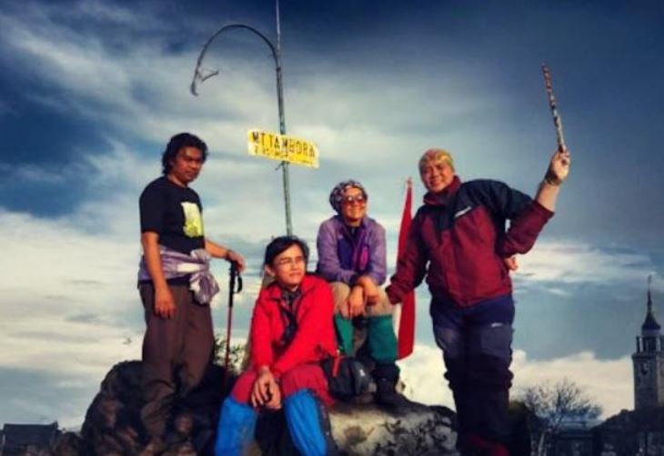 Empat pendaki WALHI berpose di puncak Gunung Tambora, NTB, dalam momen bersejarah pendakian tahun 2015. (Dok. Penulis)