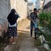 Warga RT 09 Sulanjana sedang membersihkan saluran drainase dalam kegiatan gotong royong serentak, Minggu (15/6/2025). (Dok. Nahar)