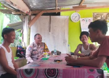 Bhabinkamtibmas Polsek Maro Sebo Ilir, Aipda Fakhruddin, berdialog akrab dengan warga Desa Bulian Jaya dalam kegiatan sambang DDS, Sabtu (14/6/2025). (Dok . Humas Polsek Maro Sebo Ilir )