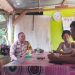 Bhabinkamtibmas Polsek Maro Sebo Ilir, Aipda Fakhruddin, berdialog akrab dengan warga Desa Bulian Jaya dalam kegiatan sambang DDS, Sabtu (14/6/2025). (Dok . Humas Polsek Maro Sebo Ilir )