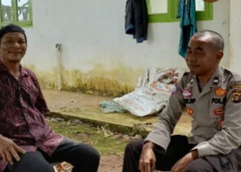Bhabinkamtibmas Polsek Muara Tembesi, Aipda Didik Suparjan, berdialog dengan petani setempat di Kelurahan Kampung Baru, Sabtu (14/6/2025) (Dok. Polsek Muara Tembesi)