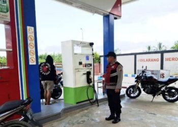 Anggota Polsek KSKP Tanjabbar melaksanakan patroli pengamanan di SPBUN Parit 7 Kuala Tungkal, Senin (16/6/2025). (Dok, Humas Polsek KSKP Tanjabbar)