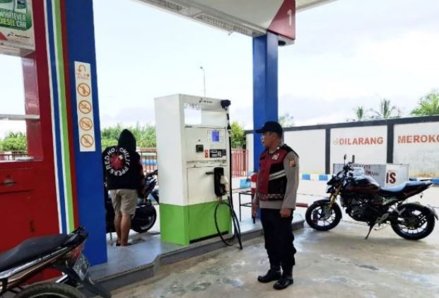 Anggota Polsek KSKP Tanjabbar melaksanakan patroli pengamanan di SPBUN Parit 7 Kuala Tungkal, Senin (16/6/2025). (Dok, Humas Polsek KSKP Tanjabbar)