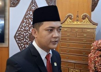 Ketua DPRD Provinsi Jambi, M Hafiz, memberikan pernyataan usai pelantikan Bupati dan Wakil Bupati Bungo, Dedy Putra dan Tri Wahyu Hidayat, di Auditorium Rumah Dinas Gubernur Jambi, Senin (26/5/2025). (Dok. Yola)