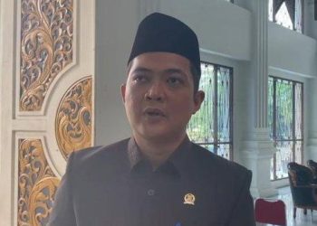 Ketua DPRD Provinsi Jambi, Muhammad Hafiz Fattah, memberikan pernyataan kepada awak media terkait maraknya praktik judi online di wilayah Jambi, Rabu (1/5/2025). (Dok. Yola)