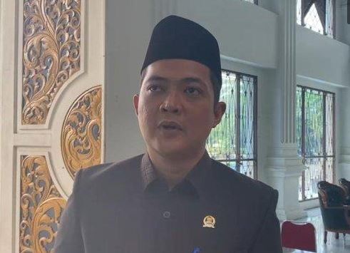 Ketua DPRD Provinsi Jambi, Muhammad Hafiz Fattah, memberikan pernyataan kepada awak media terkait maraknya praktik judi online di wilayah Jambi, Rabu (1/5/2025). (Dok. Yola)