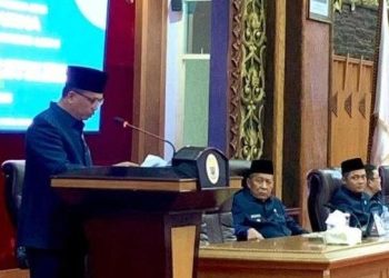 Ketua Pansus II DPRD Provinsi Jambi, H. Erpan, menyampaikan pandangan dalam rapat paripurna terkait usulan penataan ulang kawasan eks Hotel Ratu menjadi destinasi wisata terpadu, di Gedung DPRD Provinsi Jambi. (Dok. Yola)