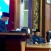 Ketua Pansus II DPRD Provinsi Jambi, H. Erpan, menyampaikan pandangan dalam rapat paripurna terkait usulan penataan ulang kawasan eks Hotel Ratu menjadi destinasi wisata terpadu, di Gedung DPRD Provinsi Jambi. (Dok. Yola)