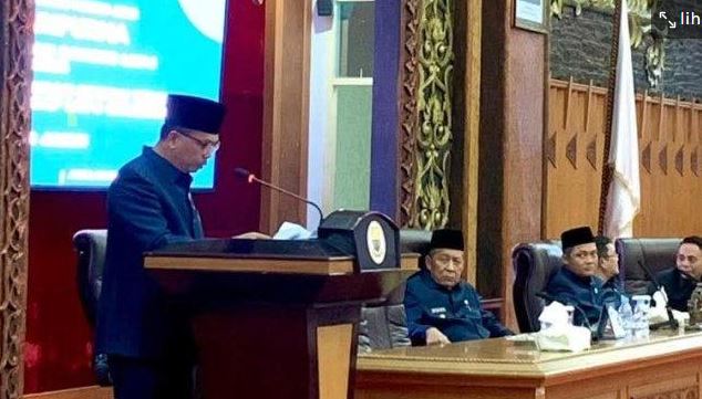 Ketua Pansus II DPRD Provinsi Jambi, H. Erpan, menyampaikan pandangan dalam rapat paripurna terkait usulan penataan ulang kawasan eks Hotel Ratu menjadi destinasi wisata terpadu, di Gedung DPRD Provinsi Jambi. (Dok. Yola)