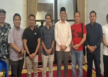 Ketua DPRD Provinsi Jambi M. Hafiz (tengah) berfoto bersama Ilham Perdana dan jajaran pengurus Pemuda Muhammadiyah usai pertemuan silaturahmi di rumah dinas Ketua DPRD, Senin (11/5/2025). (Foto: Nahar)