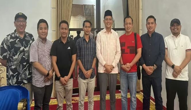 Ketua DPRD Provinsi Jambi M. Hafiz (tengah) berfoto bersama Ilham Perdana dan jajaran pengurus Pemuda Muhammadiyah usai pertemuan silaturahmi di rumah dinas Ketua DPRD, Senin (11/5/2025). (Foto: Nahar)