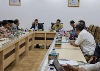 Komisi I DPRD Provinsi Jambi saat melakukan pertemuan studi banding dengan DPRD Provinsi Banten di Gedung DPRD Banten, Kamis (22/5/2025). (Dok. Humas DPRD)