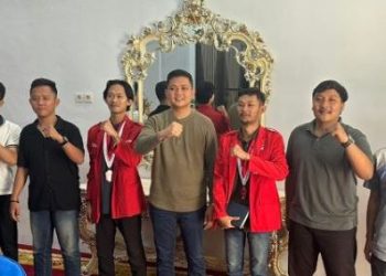 Ketua DPRD Provinsi Jambi, M. Hafiz (tengah), berfoto bersama pengurus DPD GMNI Jambi usai audiensi di rumah dinasnya (Dok. Stepanus)