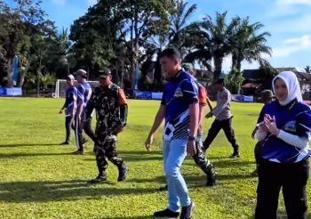 Ketua DPRD Provinsi Jambi, M. Hafiz saat membuka secara resmi Turnamen Sepak Bola Piala Ketua DPRD Provinsi Jambi 2025 di Lapangan Kelurahan Durian Luncuk, Batanghari, Minggu (4/5/2025). (Dok. Hadian Humas)