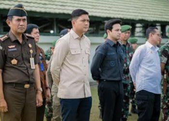 Ketua DPRD Provinsi Jambi, Muhammad Hafizh (tengah), menghadiri upacara pelepasan Satgas Pamtas RI–PNG Mobile Papua Yonif 142/KJ di Markas Batalyon Infanteri 142/Ksatria Jaya, Kota Jambi, Jumat (2/5/2025). (Dok. Yola)