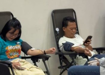 Peserta donor darah mengikuti proses pengambilan darah dalam kegiatan sosial yang digelar Rumah Kito Resort Hotel Jambi bekerja sama dengan PMI Jambi, Selasa (17/6/2025). (Dok. Stepanus)