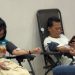 Peserta donor darah mengikuti proses pengambilan darah dalam kegiatan sosial yang digelar Rumah Kito Resort Hotel Jambi bekerja sama dengan PMI Jambi, Selasa (17/6/2025). (Dok. Stepanus)