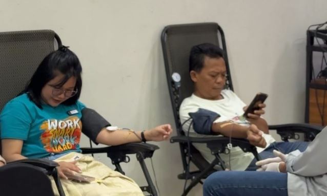 Peserta donor darah mengikuti proses pengambilan darah dalam kegiatan sosial yang digelar Rumah Kito Resort Hotel Jambi bekerja sama dengan PMI Jambi, Selasa (17/6/2025). (Dok. Stepanus)