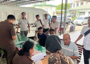 Petugas Subdit Tipidter Polda Jambi menyerahkan tiga tersangka kasus eksploitasi migas ilegal ke Kejaksaan Negeri Jambi, Rabu (18/6/2025). (Dok. Nahar)