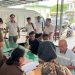 Petugas Subdit Tipidter Polda Jambi menyerahkan tiga tersangka kasus eksploitasi migas ilegal ke Kejaksaan Negeri Jambi, Rabu (18/6/2025). (Dok. Nahar)