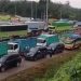 Kemacetan panjang kendaraan berat dan pribadi mengular di ruas Jalan Lintas Timur KM 14 Jambi, Selasa (18/6/2025), akibat proyek perbaikan jalan dan intensitas hujan tinggi. (Foto: Nahar)