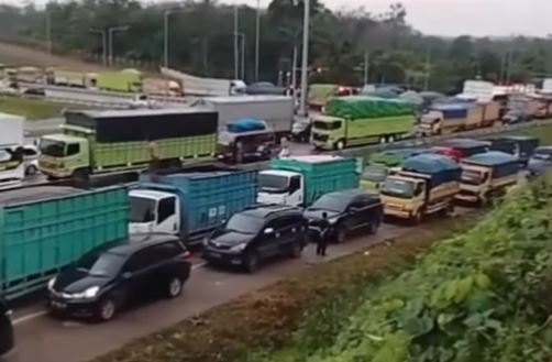 Kemacetan panjang kendaraan berat dan pribadi mengular di ruas Jalan Lintas Timur KM 14 Jambi, Selasa (18/6/2025), akibat proyek perbaikan jalan dan intensitas hujan tinggi. (Foto: Nahar)