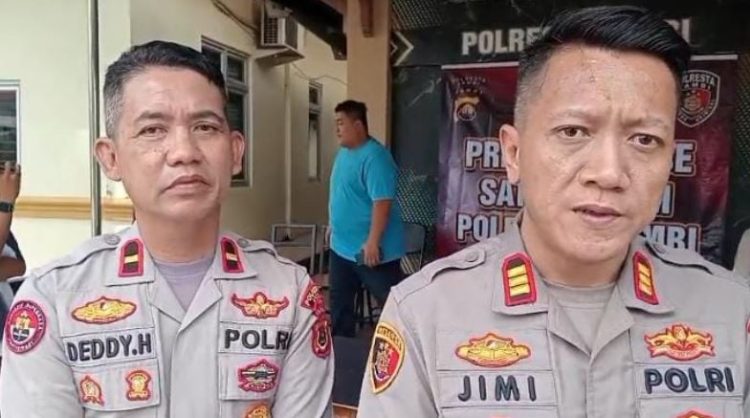 Kapolsek Kotabaru, AKP Jimi (kanan) dan Kanit Reskrim Polsek Kotabaru, Ipda Deddy H, memberikan keterangan terkait kasus penikaman yang diselesaikan melalui restorative justice di Mapolsek Kotabaru, Kota Jambi, Selasa (18/6/2025). (Foto: Daus)
