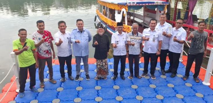Ketua DPRD Kota Jambi Kemas Faried Alfarelly (tengah) bersama perwakilan masyarakat dan instansi terkait berfoto usai menyerahkan dua unit dermaga apung di kawasan Danau Sipin, Rabu (18/6/2025). (Dok. Stepanus)