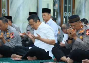 Komjen Pol Syahardiantono bersama personel Mabes Polri khusyuk memanjatkan doa dalam acara Doa dan Zikir Bersama di Masjid Al Ikhlas, Jakarta, Selasa (3/6/2025) (Dok. mediahub.polri.go.id)