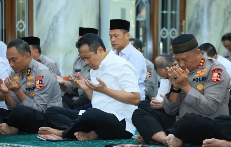 Komjen Pol Syahardiantono bersama personel Mabes Polri khusyuk memanjatkan doa dalam acara Doa dan Zikir Bersama di Masjid Al Ikhlas, Jakarta, Selasa (3/6/2025) (Dok. mediahub.polri.go.id)