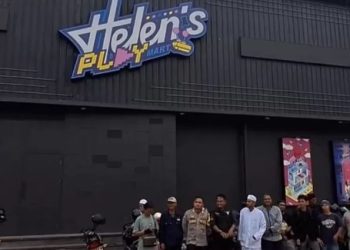 Sejumlah tokoh masyarakat, aparat kepolisian, dan perwakilan organisasi Islam berfoto di depan Helen’s Play Mart, usai aksi damai yang menuntut penutupan tempat hiburan tersebut, Rabu (18/6/2025). Dok. Daus)