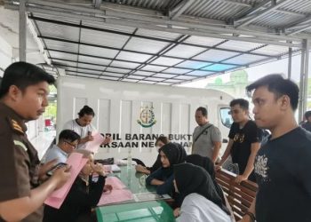 Petugas Kejaksaan Negeri Jambi menerima pelimpahan tujuh tersangka kasus penggelapan uang di Rumah Makan AC Andoenk beserta barang bukti, Senin (16/6/2025). (Dok. Yola)