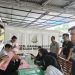 Petugas Kejaksaan Negeri Jambi menerima pelimpahan tujuh tersangka kasus penggelapan uang di Rumah Makan AC Andoenk beserta barang bukti, Senin (16/6/2025). (Dok. Yola)