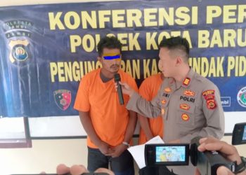 Kapolsek Kota Baru, AKP Jimi, mewawancarai tersangka Imanuel Nababan dalam konferensi pers pengungkapan kasus pencurian dengan pemberatan di Mapolsek Kota Baru, Kota Jambi, Kamis (19/6/2025). (Foto: Stepanus)