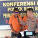 Kapolsek Kota Baru, AKP Jimi, mewawancarai tersangka Imanuel Nababan dalam konferensi pers pengungkapan kasus pencurian dengan pemberatan di Mapolsek Kota Baru, Kota Jambi, Kamis (19/6/2025). (Foto: Stepanus)