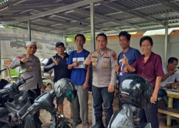 Kasubdit Binpolmas Ditbinmas Polda Jambi AKBP Mulyadi, S.E., berfoto bersama warga RT 025, Kelurahan Handil Jaya, usai kegiatan silaturahmi dan sambang kamtibmas, Kamis (19/6/2025). (Foto: Nahar)