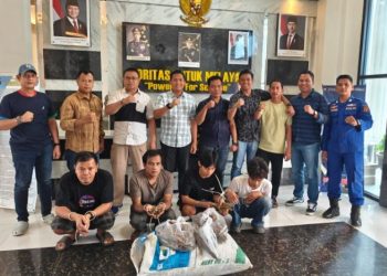 Tim Ditpolairud Polda Jambi mengamankan empat pelaku dan barang bukti sisik trenggiling serta kayu gaharu hasil penyelundupan di pesisir Sungai Batanghari, Desa Sijenjang, Jambi Timur, Kamis (19/6/2025). (Foto: Humas Polda Jambi)