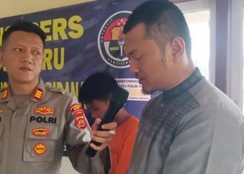 Lanra Winata, PPPK perawat di Kota Jambi, diperiksa oleh Kapolsek Kotabaru AKP Jimi Fernando usai ditangkap karena mencuri sepeda motor untuk bermain judi online, Kamis (19/6/2025). (Foto: Daus)